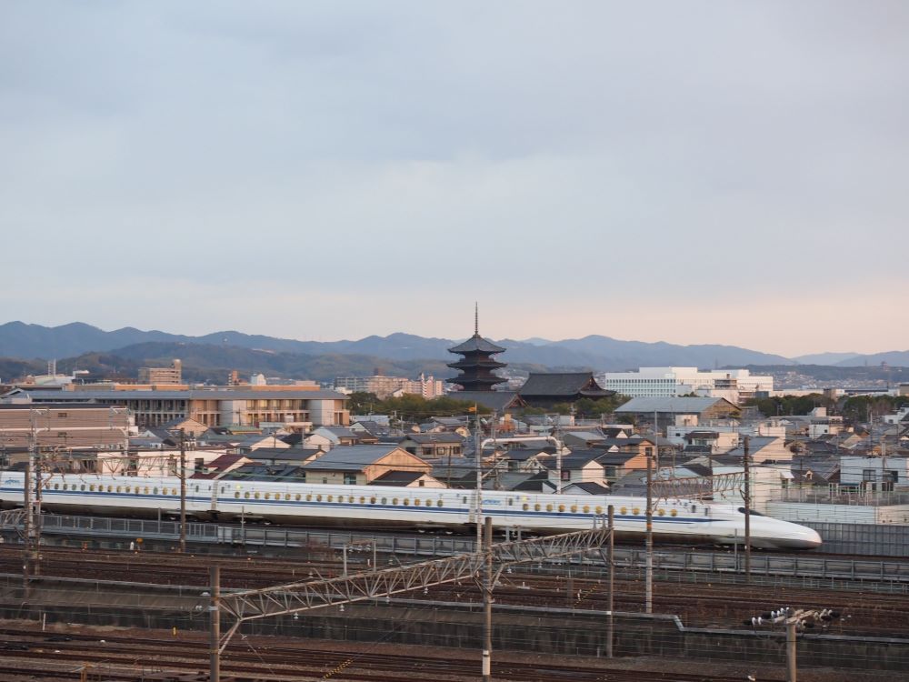 新幹線と東寺