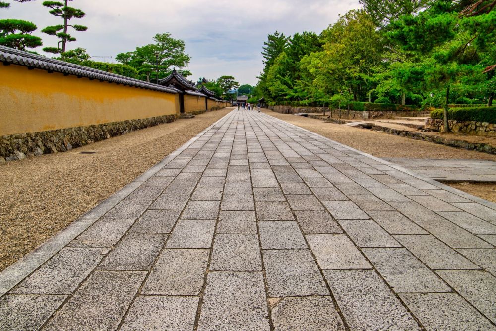 法隆寺へ続く石畳
