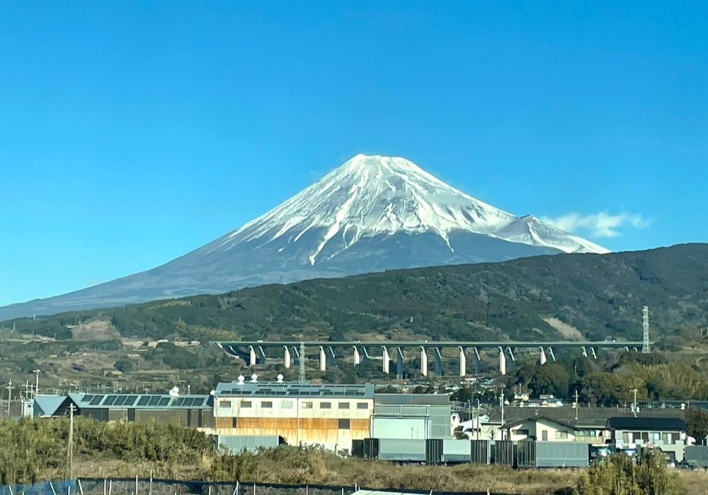東海道新幹線から望む富士山