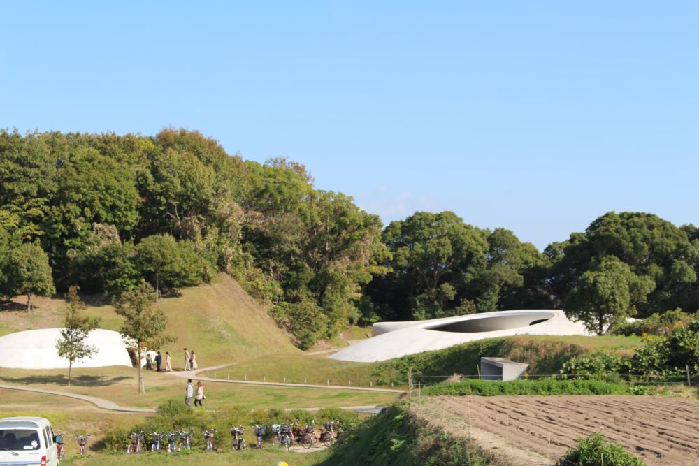 豊島美術館