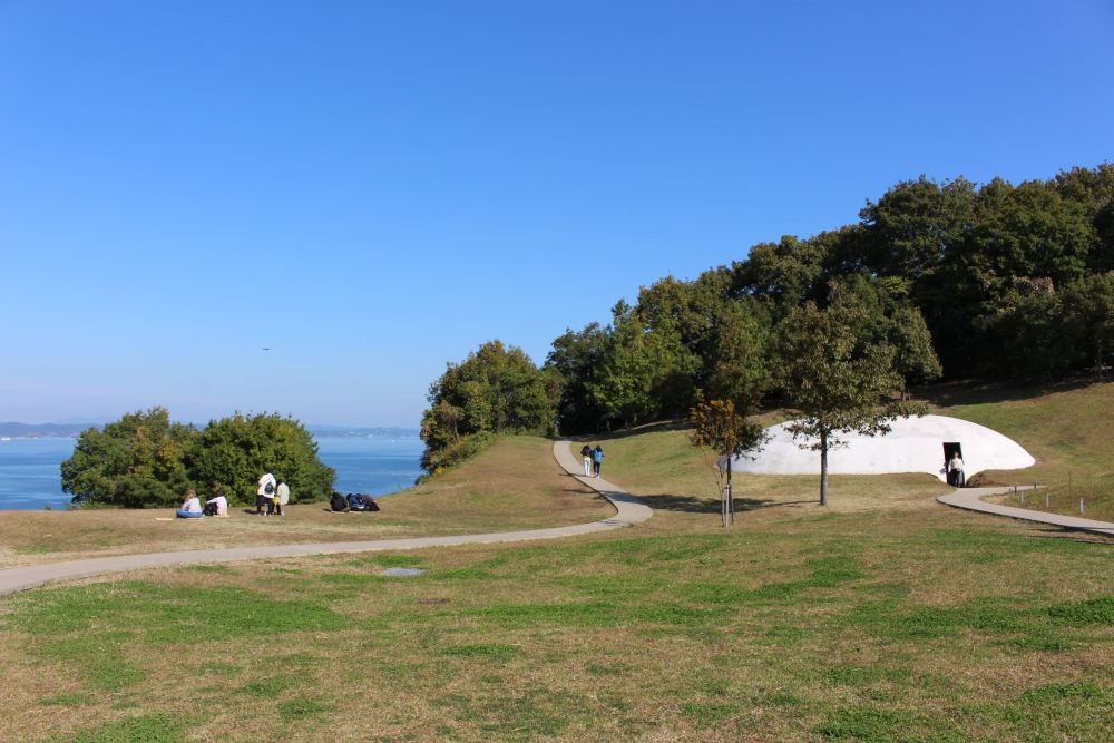 豊島美術館