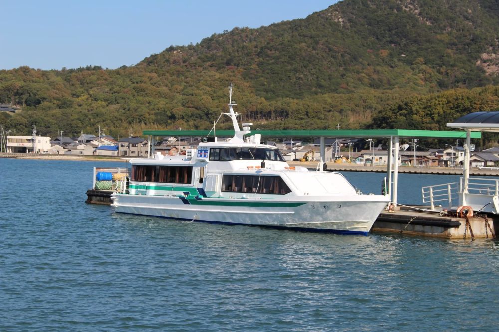 豊島行き旅客船