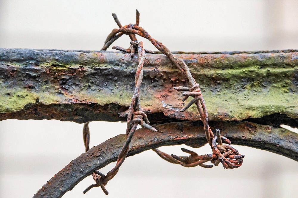 錆びついた金属の枠