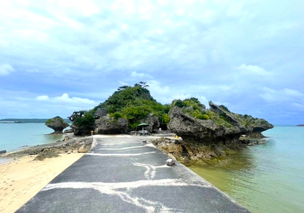 浜比嘉島 アマミチューの墓に続く道