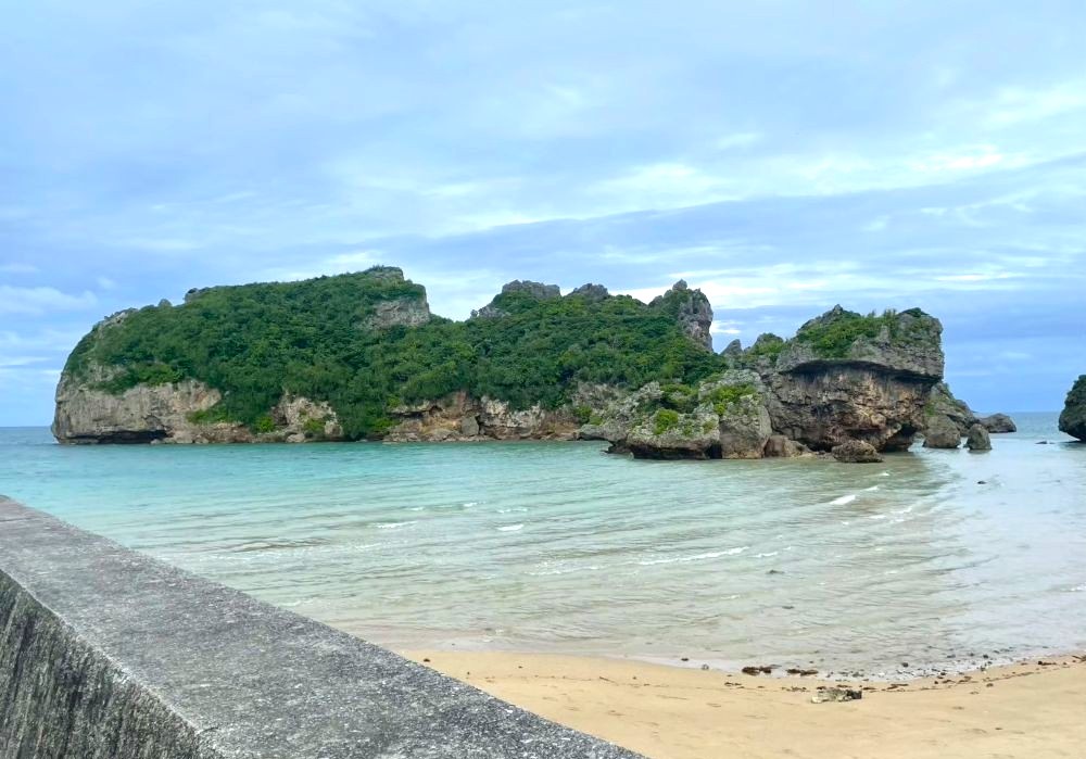 クバシマの浜越しのクバ島