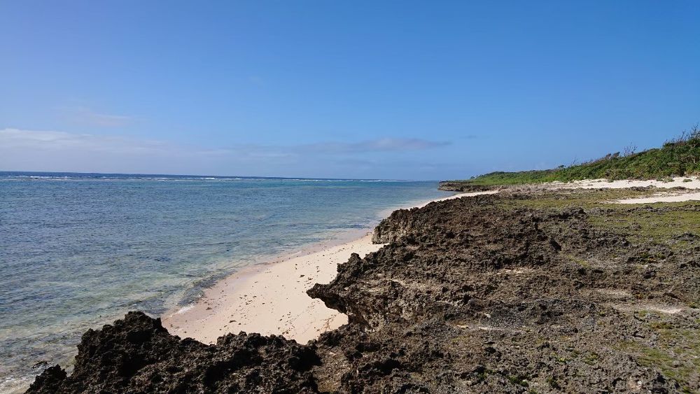 久高島 美しい海とサンゴの岩