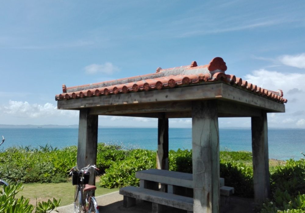 久高島 海の見える休憩所と自転車