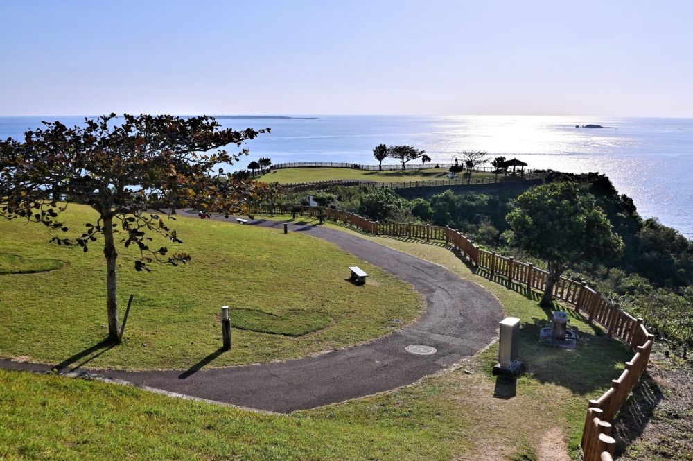 知念岬から望む久高島