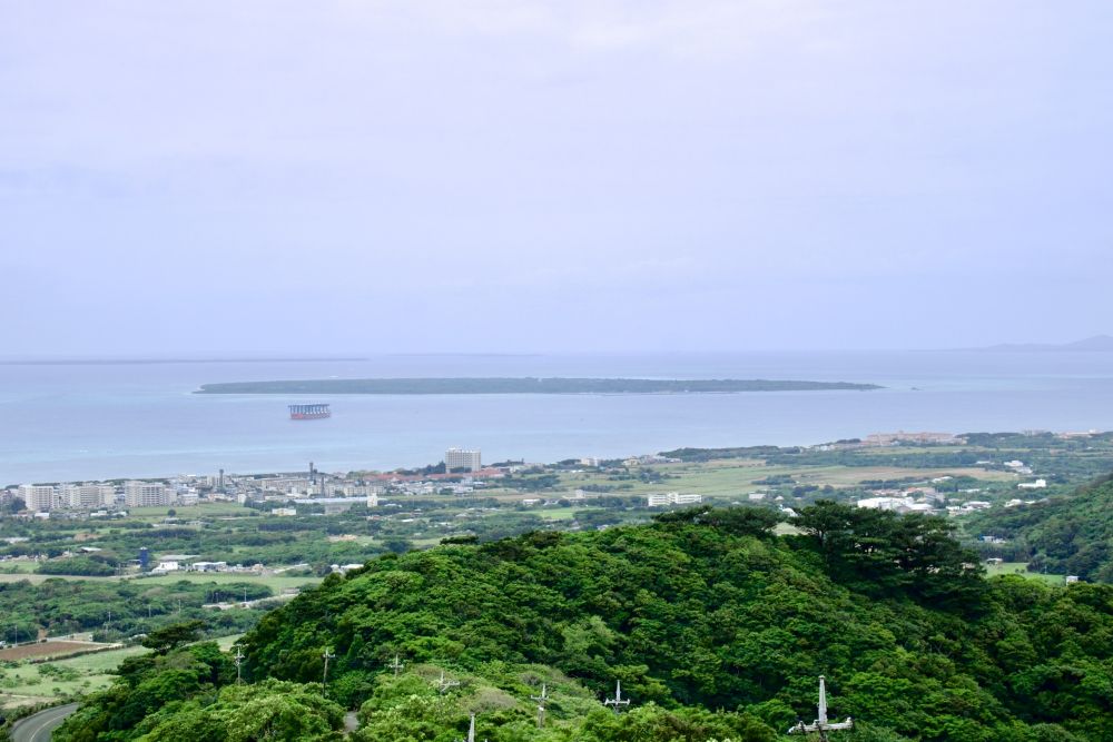 石垣島から望む竹富島