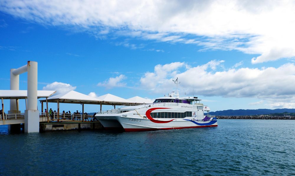 竹富東港にある高速船