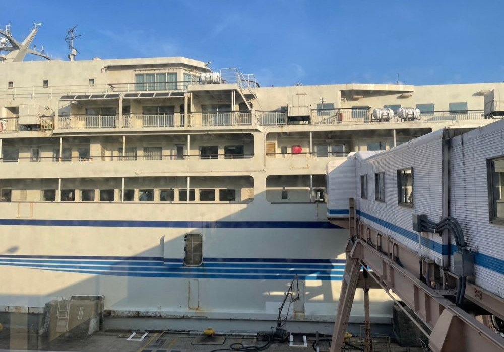 出航前のおけさ丸
