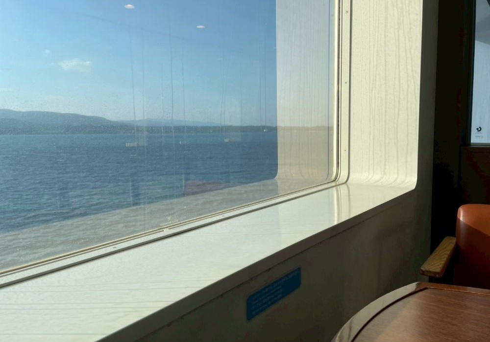 ときわ丸船内から眺める海
