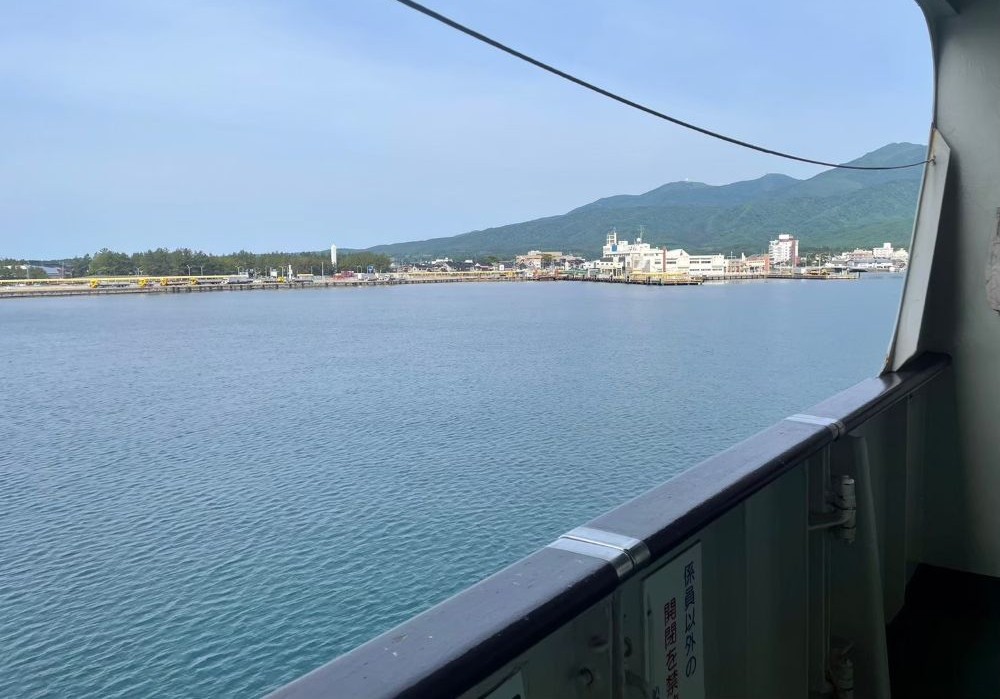 カーフェリーから望む両津港