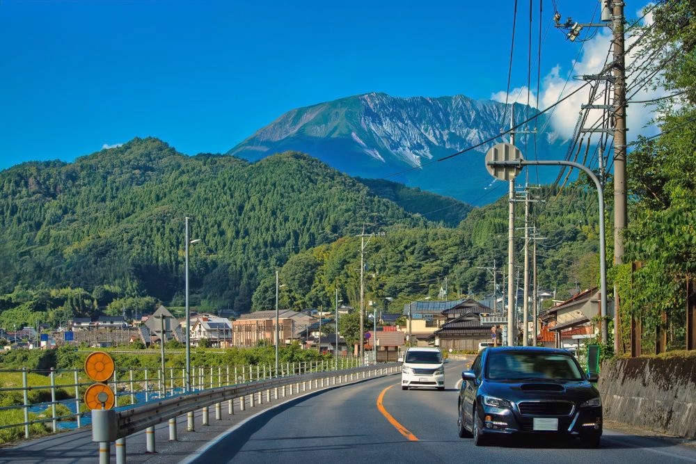 鳥取県内の国道を走る車
