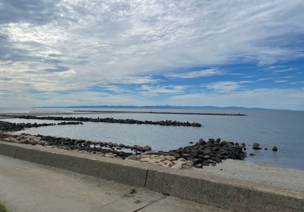 新潟市から望む佐渡島