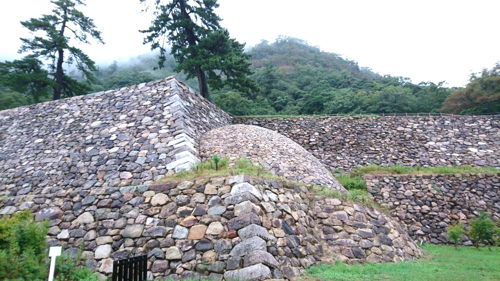 日本唯一の球面石垣「巻石垣」