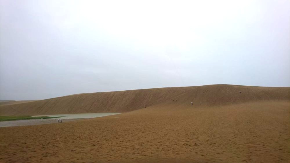 鳥取砂丘を歩く人々