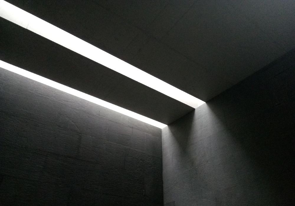 コンクリート建築に差し込む光