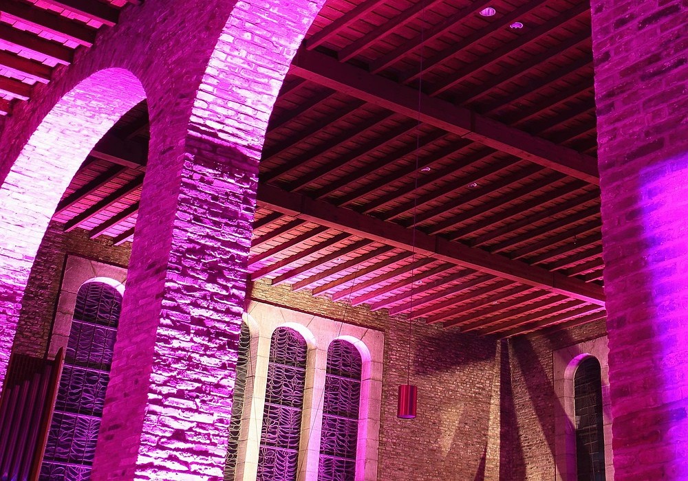 西洋建築を照らすピンクの光の画像