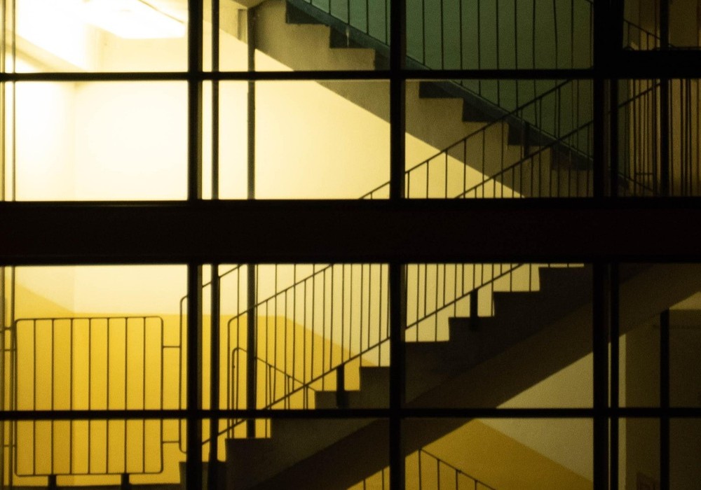 階段に差し込む黄色い光の画像