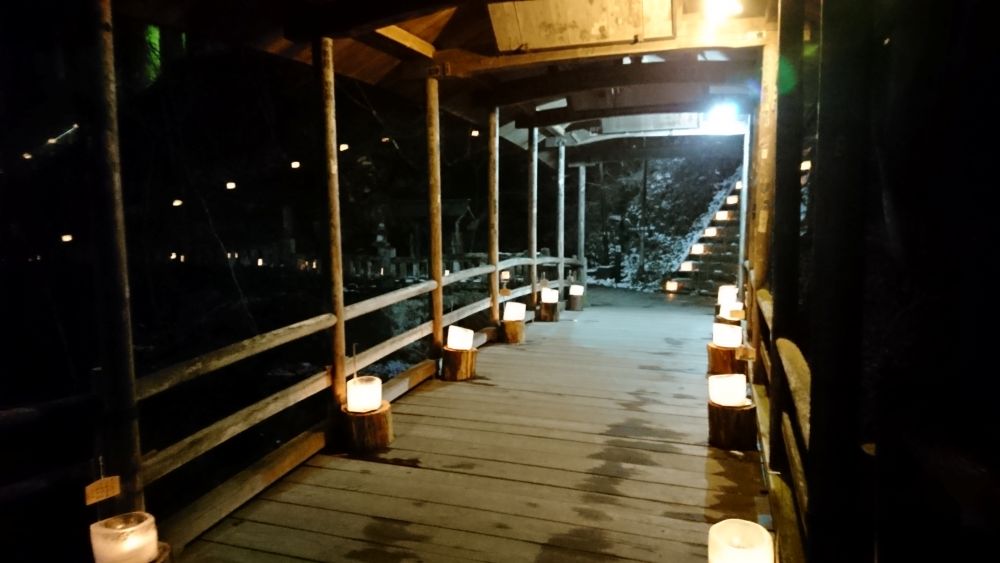 五台橋を照らす氷灯ろう