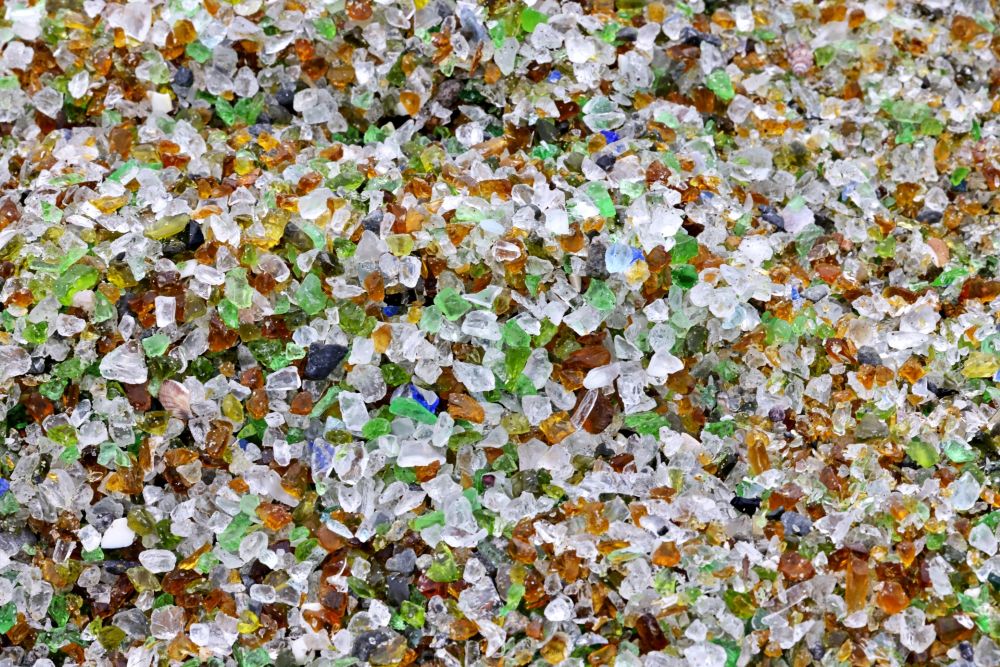 ガラスの砂浜 ガラス粒のアップ写真