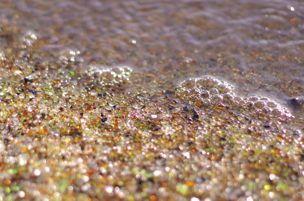 ガラスの砂浜 波打ち際