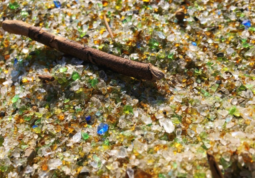 ガラスの砂浜と小さな枝