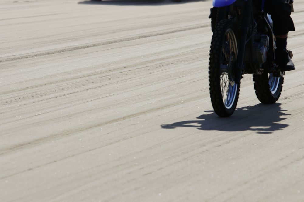 千里浜を走るバイク