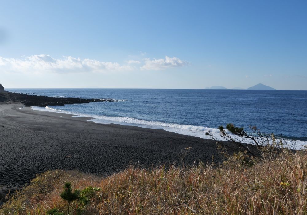 砂の浜から望む伊豆諸島