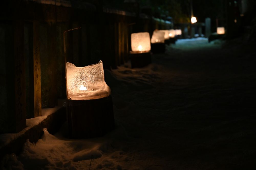 鹿教湯温泉街を照らす氷灯ろう