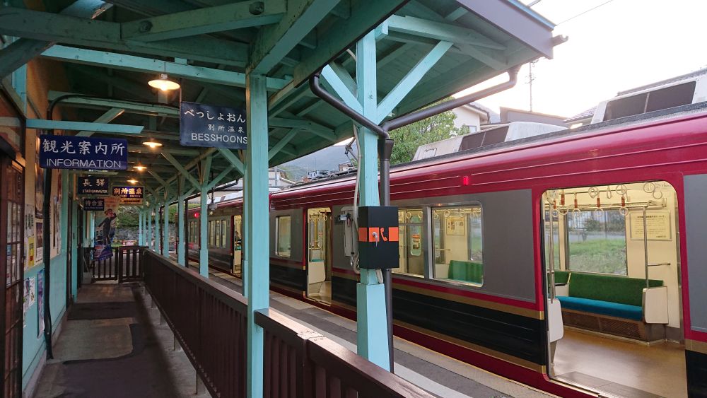 別所温泉駅に停車中の電車