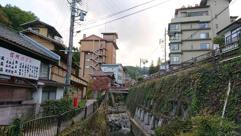 湯川沿いに立ち並ぶ温泉旅館