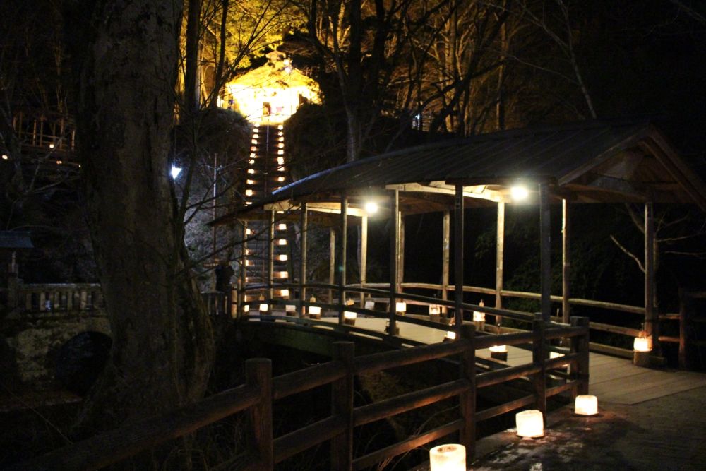 鹿教湯温泉 五台橋越しに輝く薬師堂