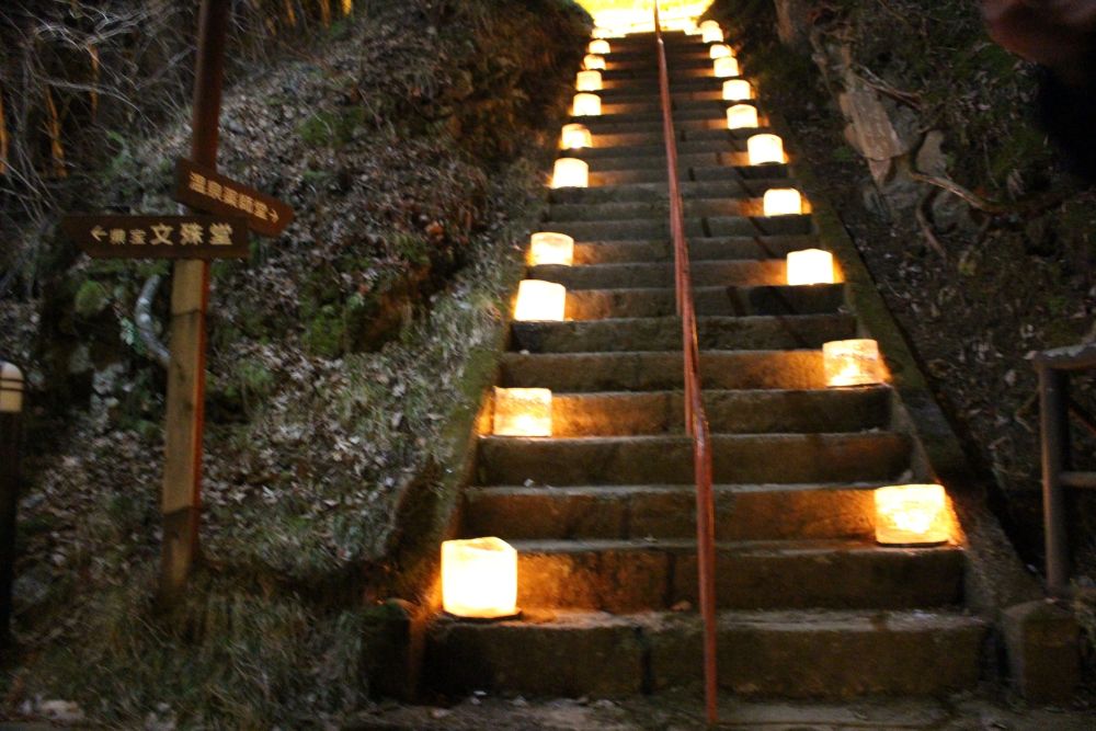 鹿教湯温泉 温泉薬師堂に続く石階段