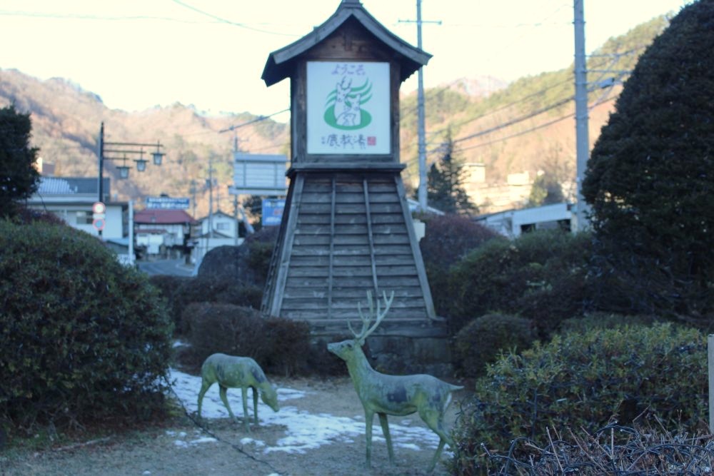 鹿教湯温泉の看板と鹿のモニュメント
