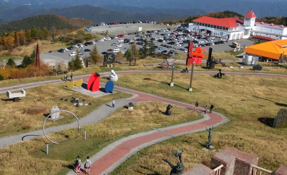 にぎわう美ヶ原高原美術館