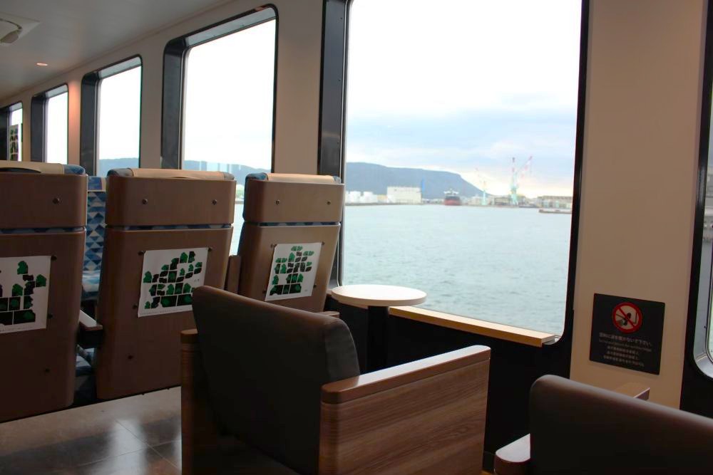 直島行きフェリーの船内