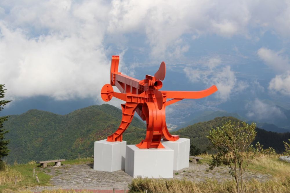 美ヶ原高原美術館『スズメヲウツノニタイホウヲモチダス』