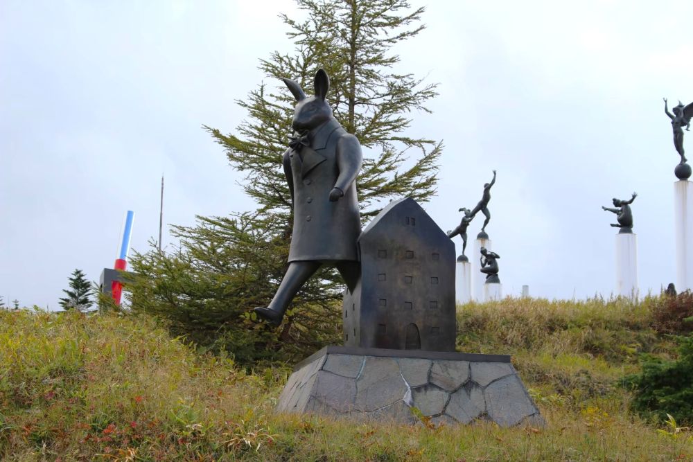 美ヶ原高原美術館『東のウサギが西のウサギに会いにゆく』