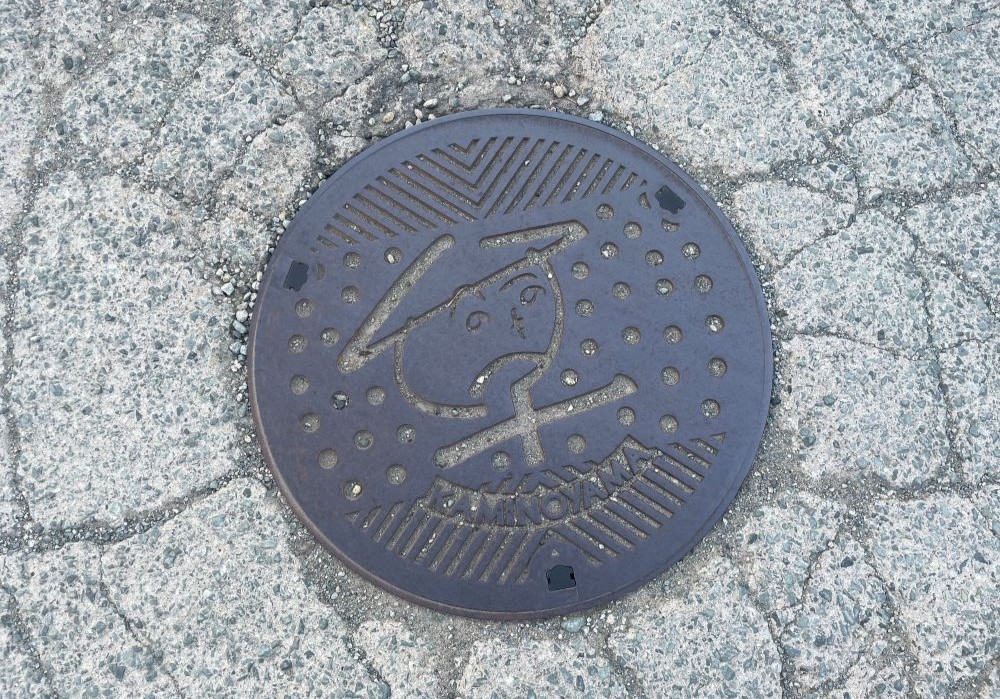かみのやま温泉 かかしマンホール