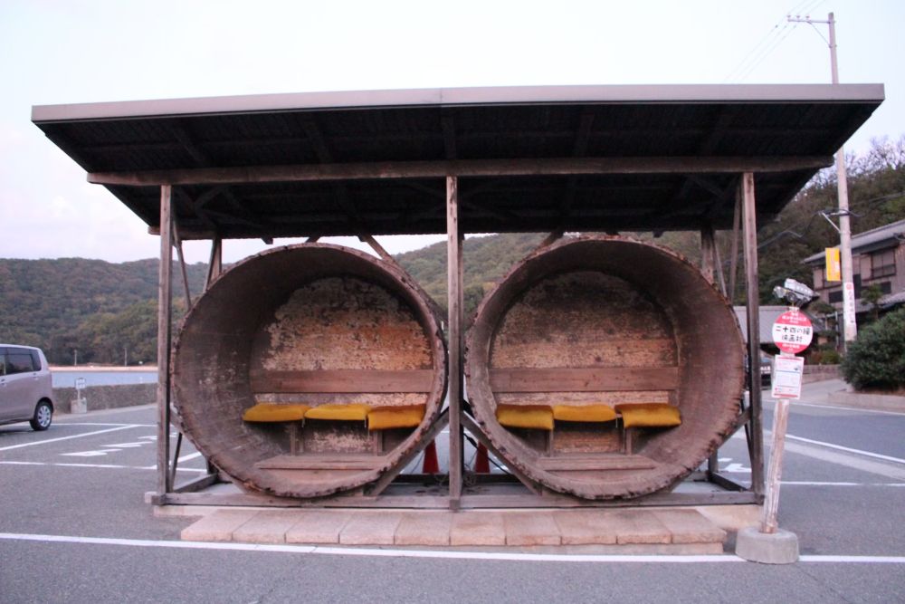 小豆島 醤油樽のバス停