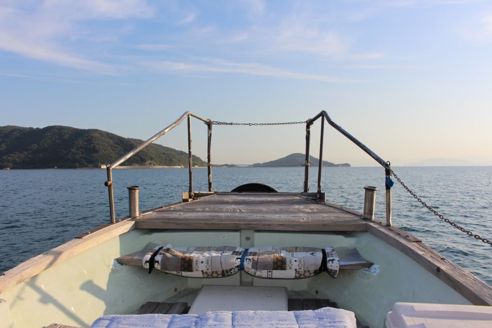 渡し舟の船先から望む海上