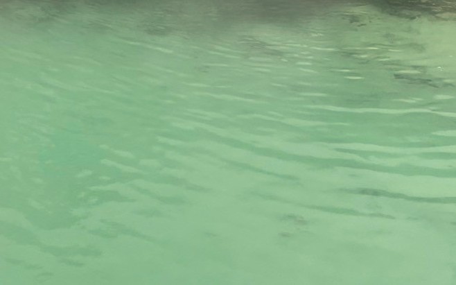 エメラルドグリーンのお湯