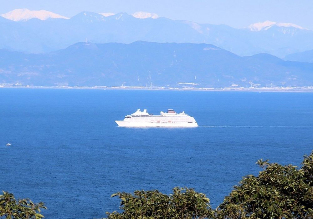 南アルプスを背景に駿河湾を航行する飛鳥Ⅲ