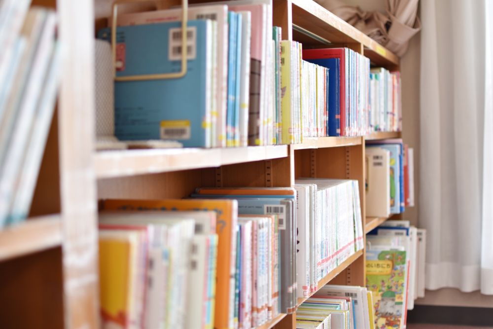 図書館の本棚に並ぶ絵本