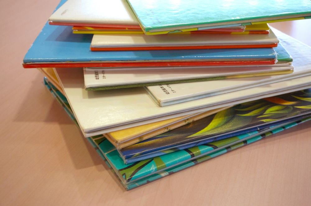 平積みされた絵本