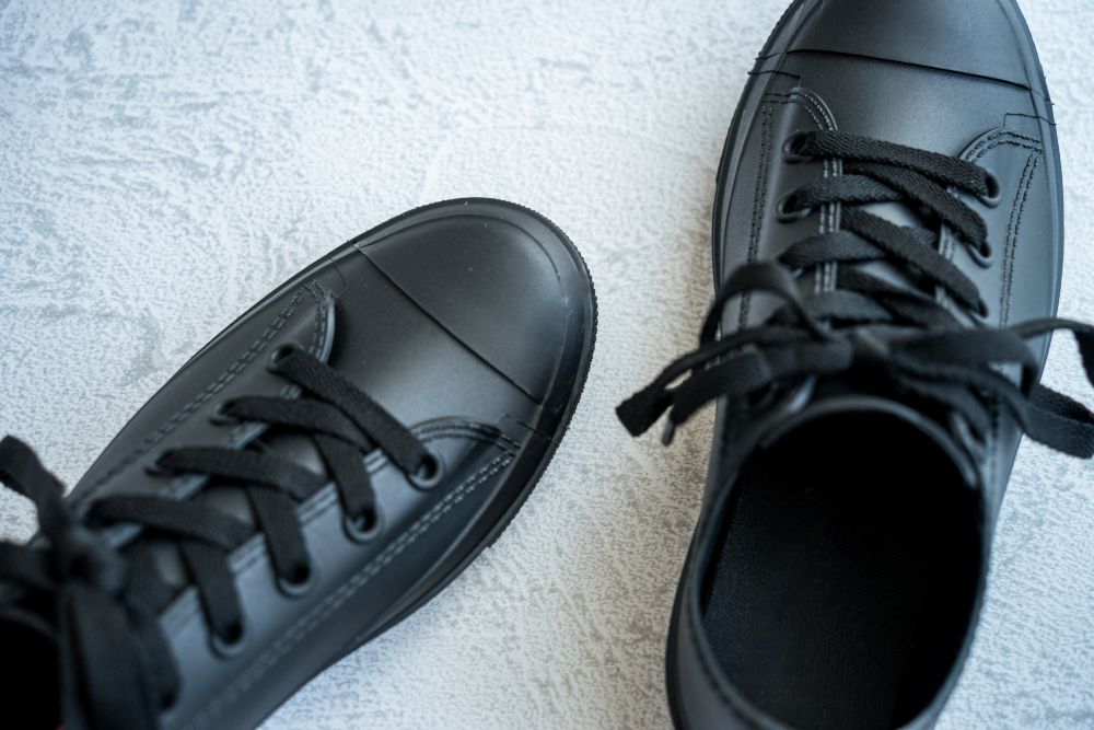 スニーカータイプのレインシューズ