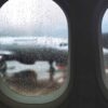 雨の日の空港に降り立つ飛行機