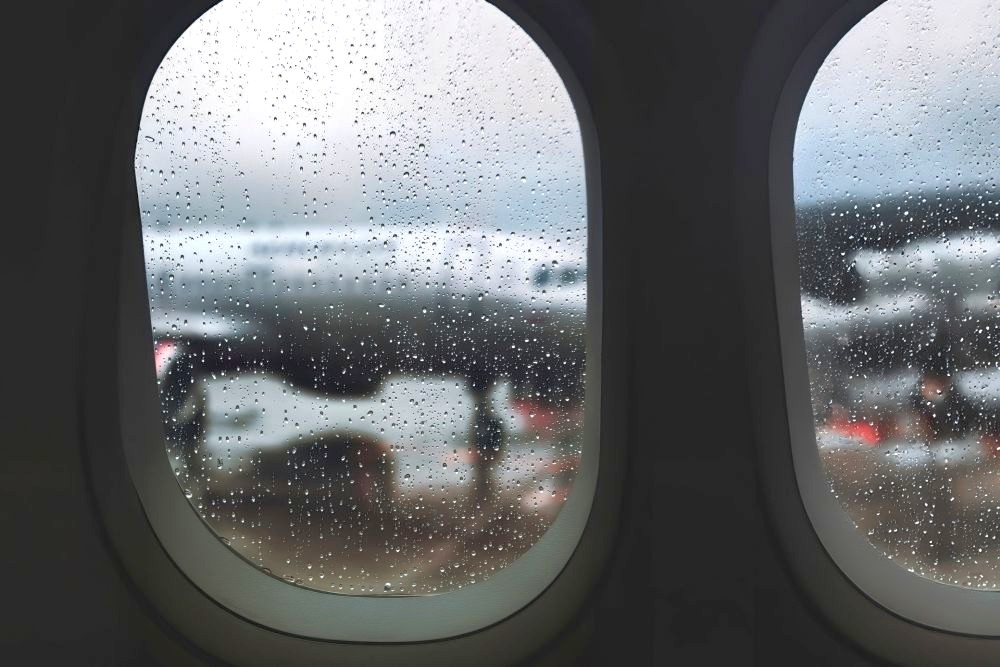 雨の日の空港に降り立つ飛行機